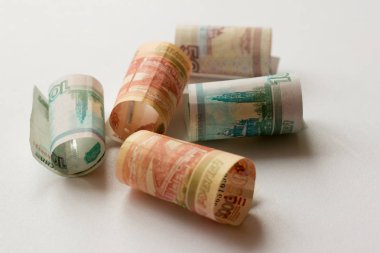 Rus para, banknot beş bin, bin ve beş yüz ruble bir tüpün içine haddelenmiş