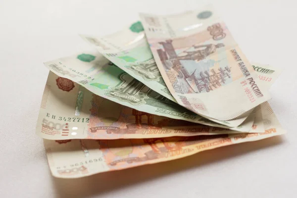 Dinero Ruso Billetes Cinco Mil Mil Quinientos Rublos Sobre Fondo — Foto de Stock