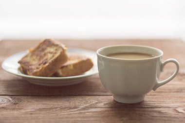 rustik Kahvaltı, kahve süt ve kızarmış yumurta ekmek parçaları