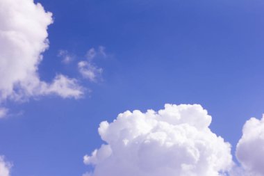 Mavi gökyüzü beyaz kümülüs bulutlarıyla