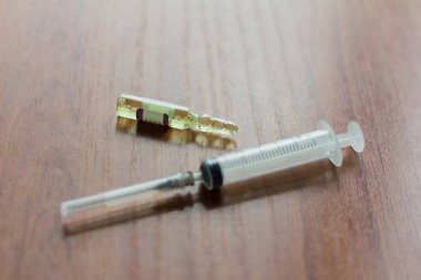 ilaç ve bir şırınga iğneleri masada için şişe