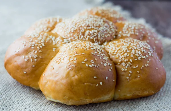 Frisches Brötchen Mit Sesam — Stockfoto