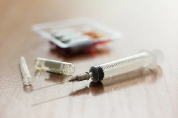 Medicamentos Ampollas Inyectables Jeringa Sobre Mesa —  Fotos de Stock