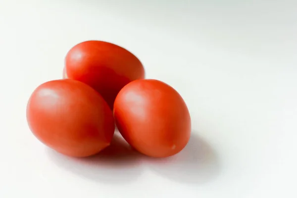 Tomates Rouges Forme Prune Sur Fond Blanc — Photo