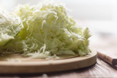 Beyaz lahana şeritler ve havuç kesilmiş bir ahşap tahta üzerinde yemek pişirmek için