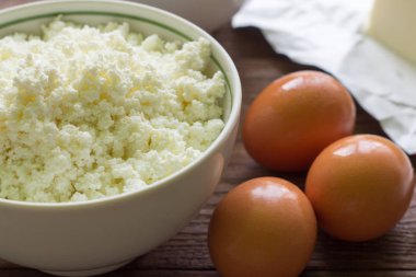 taze rustik süzme peynir ve yumurta pişirme malzemeleri ahşap arka plan üzerinde