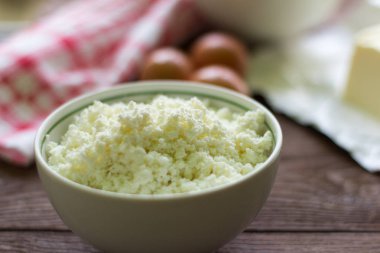 taze rustik süzme peynir ve yumurta pişirme malzemeleri ahşap arka plan üzerinde