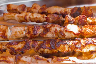 şiş üzerinde taze, sıcak şiş kebap