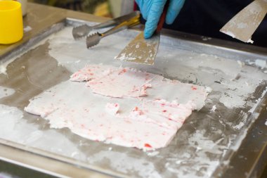 dondurma, çilek ile dondurma pişirme rulo