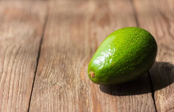 Grüne Avocado Auf Holzgrund Mit Geringer Schärfentiefe — Stockfoto