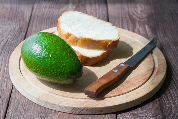 Зелений Авокадо Скибочки Хліба Столі Приготування Бутербродів — стокове фото