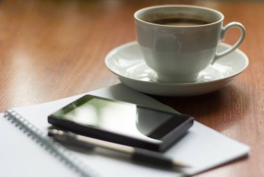 sabah sıcak kahve, dizüstü bilgisayar ve telefon tablo