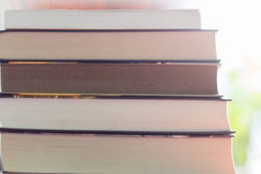 Masada okumak için kitap yığını