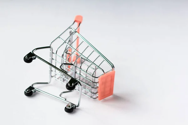 白い背景の上ショッピングカート転覆空スーパー マーケット — ストック写真