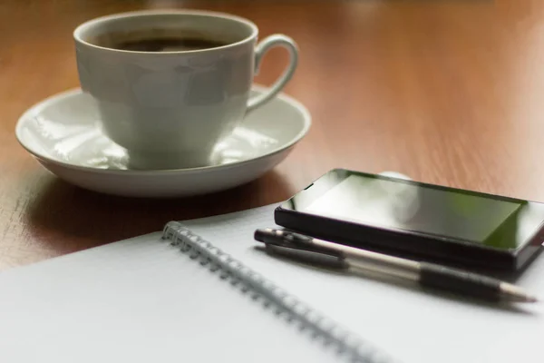 Ζεστό Καφέ Πρωί Σημειωματάριο Και Τηλέφωνο Στο Τραπέζι — Φωτογραφία Αρχείου