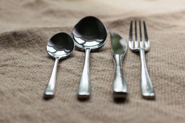 Çatal bıçak takımı bir hasır üzerinde bir kişi için