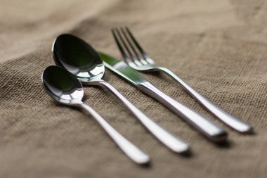 Çatal bıçak takımı bir hasır üzerinde bir kişi için