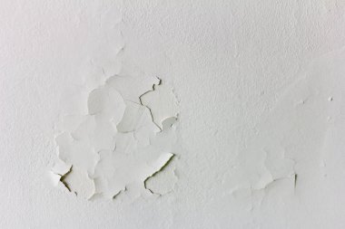 eski beyaz tavan ile sıva düşmüş