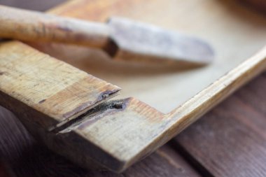  antika mutfak gereçleri, eski ahşap yalak ile ahşap arka plan üzerinde çatlamak