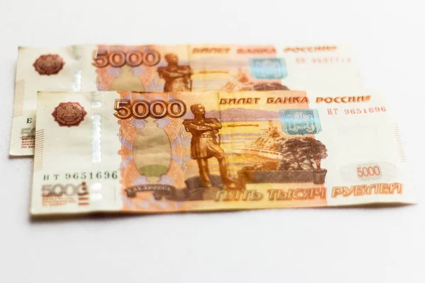 Деньги Русские Бумажные Деньги Банкноты Разных Номиналов Белом Фоне — стоковое фото