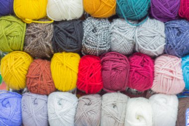 skeins çok renkli iplik deposunda örme için