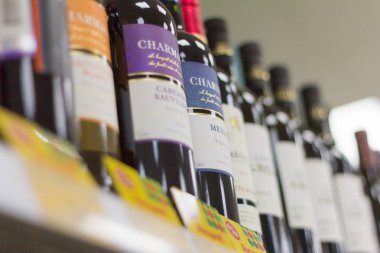 Izhevsk, Rusya, 11 Ekim, 2018-vitrin süpermarkette alkollü içecekler