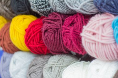 skeins çok renkli iplik deposunda örme için
