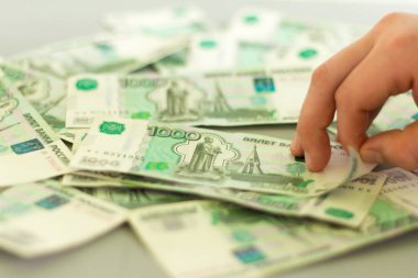para, Rus banknotlar bin ruble banknottan masaya dağınık