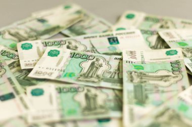 para, Rus banknotlar bin ruble banknottan masaya dağınık