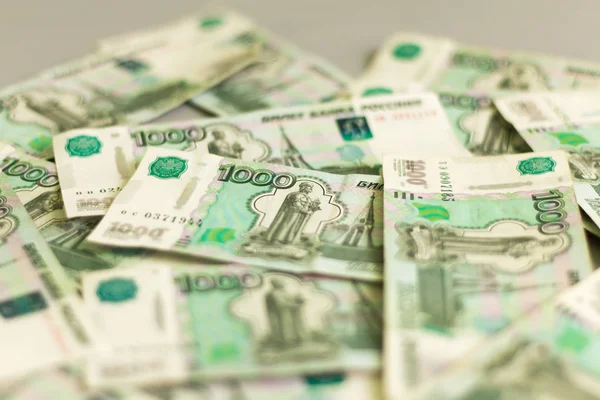 para, Rus banknotlar bin ruble banknottan masaya dağınık