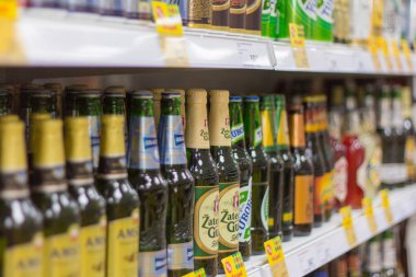 Izhevsk, Rusya, 11 Ekim, 2018-bira vitrin süpermarket