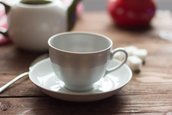 Άδειο Λευκό Τσάι Κύπελλο Στο Τραπέζι — Φωτογραφία Αρχείου