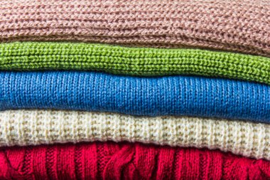 Giysi, küme içinde katlanmış yün kazak