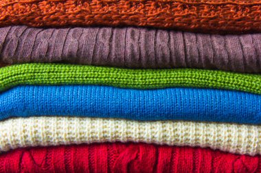 Giysi, küme içinde katlanmış yün kazak