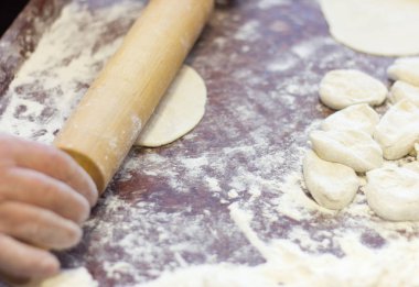 hamur turta yemek için dışarı yemek, yaşlı kadın rulo