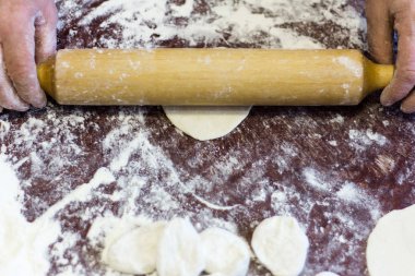 hamur turta yemek için dışarı yemek, yaşlı kadın rulo