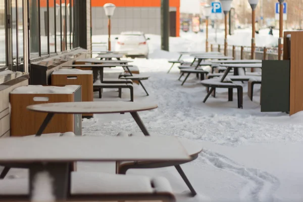 Sommercafé Auf Der Veranda Winter Tische Und Bänke Sind Mit — Stockfoto