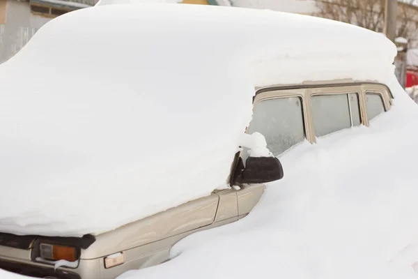 Samochodu Osobowego Pod Śniegiem Pokryte Śniegiem Samochodu — Zdjęcie stockowe