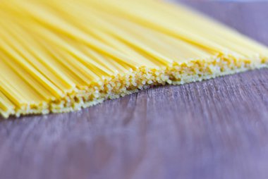  Spagetti, yalan ahşap arka plan üzerinde yemek pişirmek için İtalyan Makarna