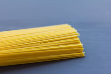  Spagetti, yalan gri bir arka plan üzerine yemek pişirmek için İtalyan Makarna