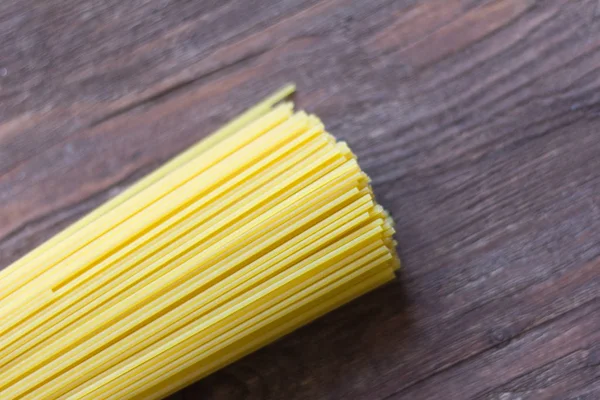 Spaghetti Italienische Pasta Zum Kochen Liegen Auf Einem Hölzernen Hintergrund — Stockfoto