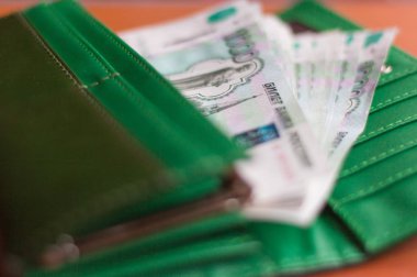  Kağıt para Rus bin faturaları bir paket çantanızda vardır