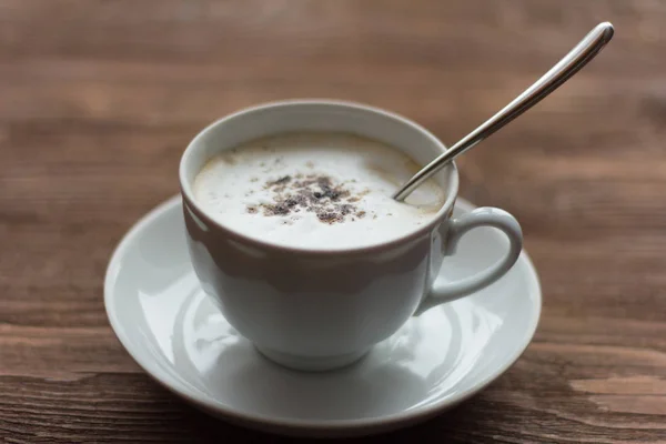 Cangkir Kopi Latte Putih Dengan Latar Belakang Kayu — Stok Foto