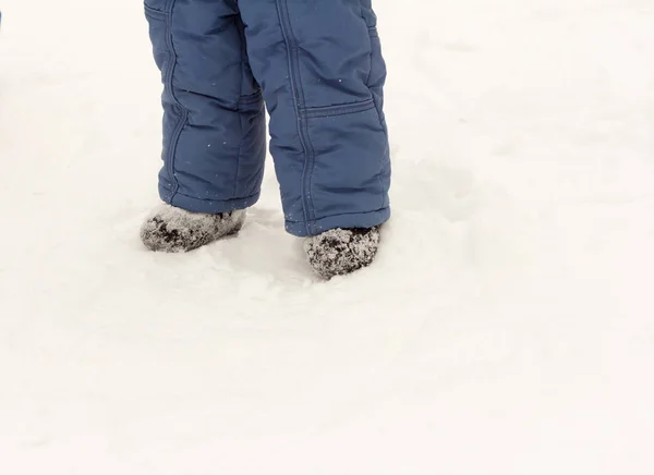 Petit Enfant Bottes Hiver Dans Rue — Photo