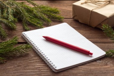  Ahşap masa üzerinde yazma ve kırmızı kalem için temiz bir sayfayla ile not etmek