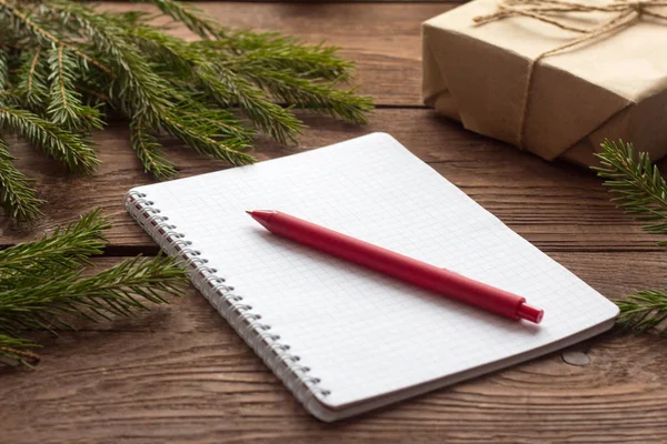  Ahşap masa üzerinde yazma ve kırmızı kalem için temiz bir sayfayla ile not etmek