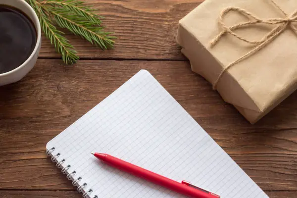  Not defteri, kırmızı kalem, kahve Kupası ve ahşap masa hediye