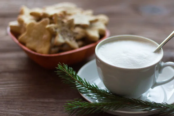 厚い泡のコーヒーと砂糖とシナモンのクリスマス クッキーのカップ — ストック写真