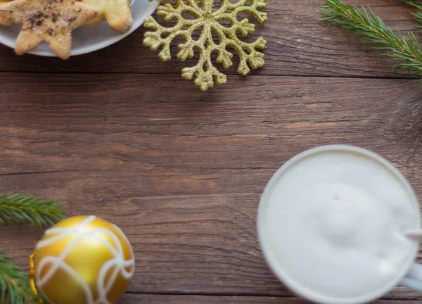 厚い泡 砂糖とシナモン クリスマスの装飾をクリスマスのクッキーとコーヒーのカップ — ストック写真