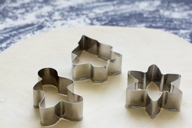  koyu arka plan üzerinde taze çiğ böreği hamur ve çerez kesiciler